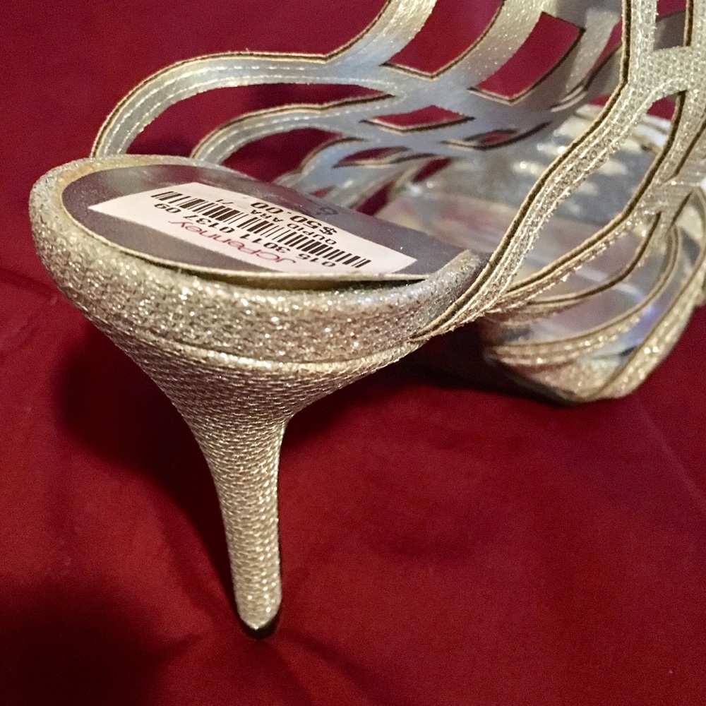 Silver Heels - Picture 6 of 8